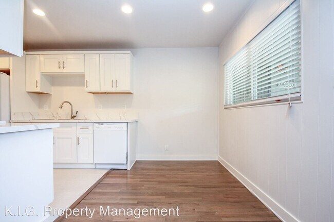 Building Photo - 2 br, 1 bath Apartment - 14151 Moorpark St...