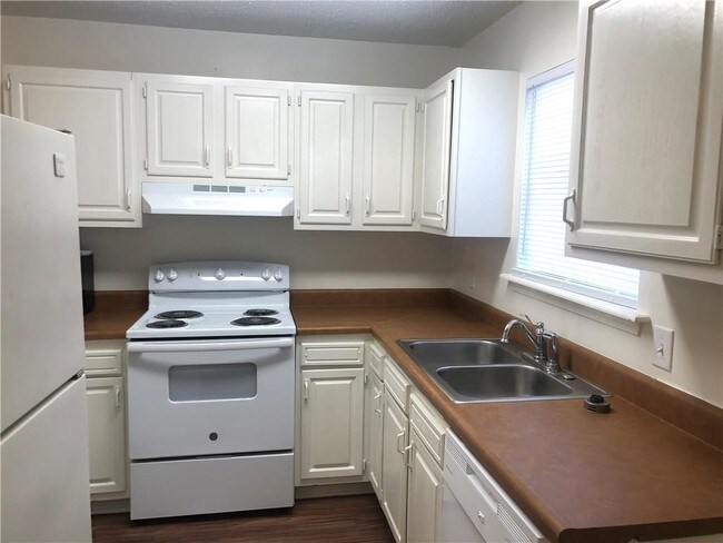 Building Photo - 502 N Betty Jo Dr