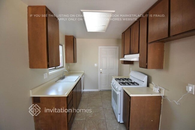 Foto del edificio - 6165 Carl Sandburg Cir