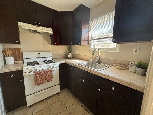Foto del edificio - 4172-4176 CHEROKEE AVENUE