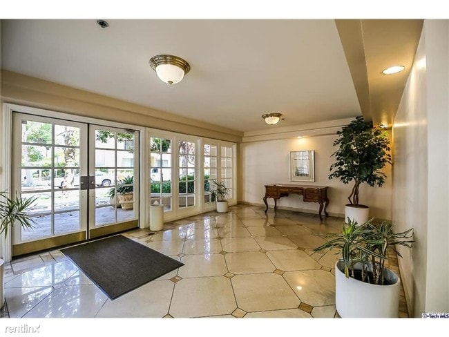 Building Photo - 125 S Oakhurst Dr
