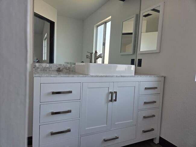 Building Photo - 4728 Katrina Pl