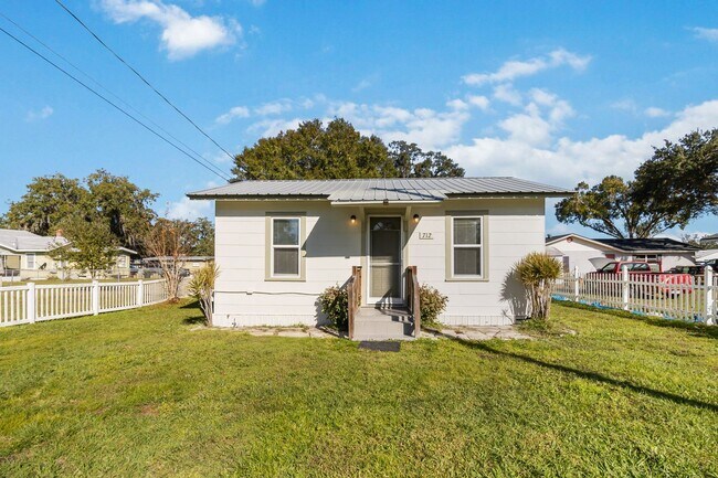 Building Photo - Charming 1/1 Home in St. Cloud Close to the Lakefront Park