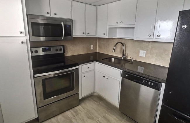 Building Photo - 3000 N Palm Aire Dr