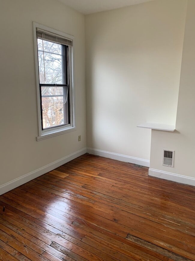 Building Photo - 4626 Linmore Ave