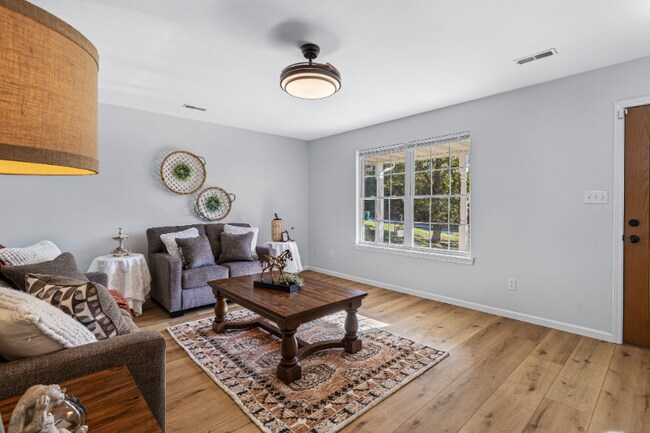 Foto del edificio - 1604 Napoleon Dr