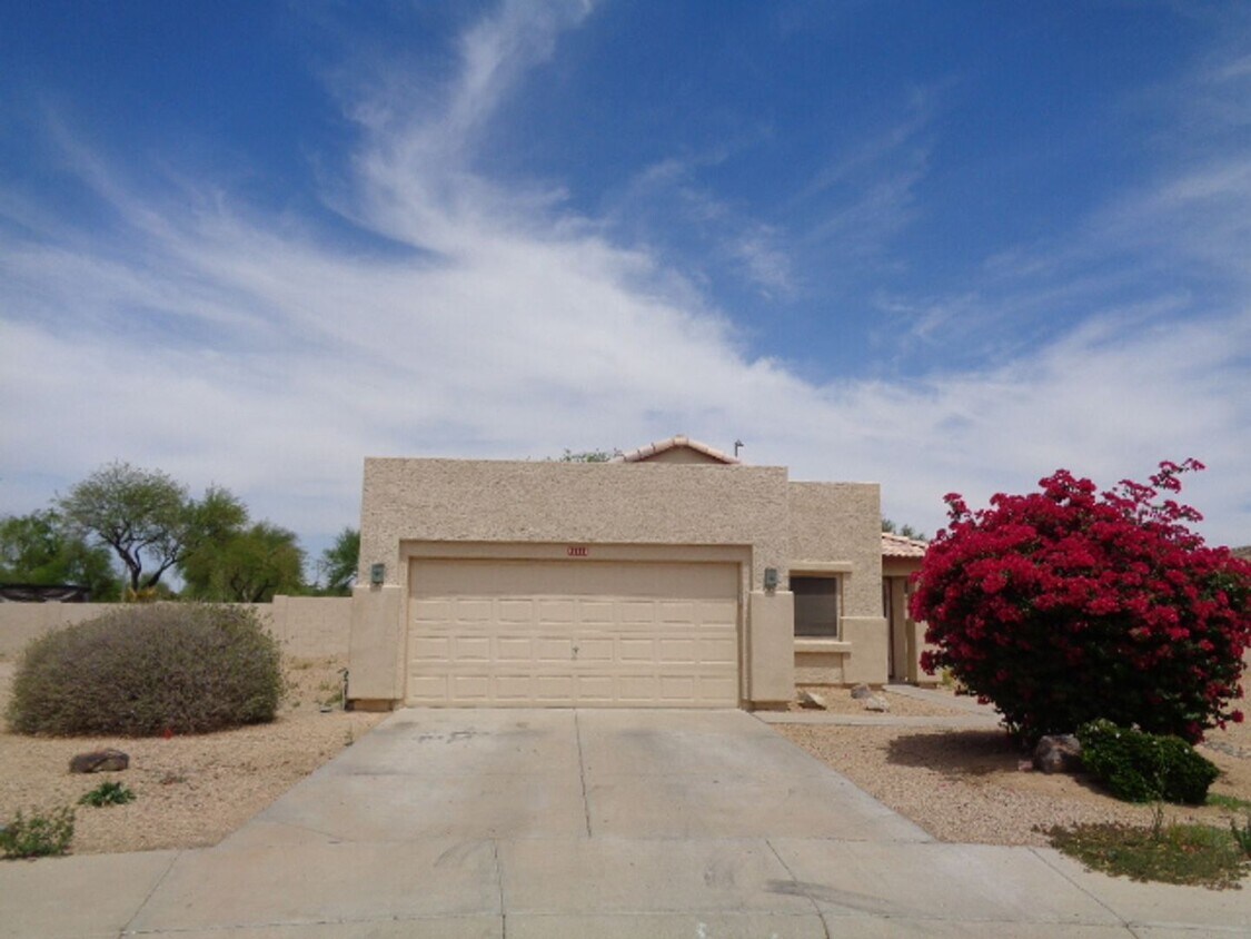Foto principal - Cozy 3 bedroom home in Goodyear! Large bac...
