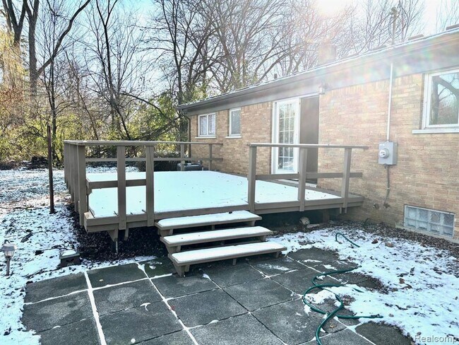 Building Photo - Beautiful Home in Farmington Hills - 3 Bd / 1.5 BA