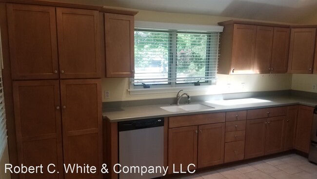 Building Photo - 3 br, 1.5 bath House - 20 Woodland Ave.