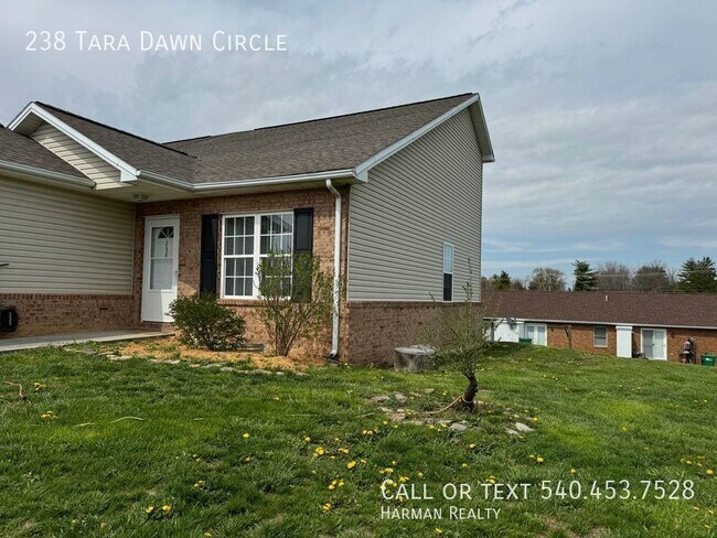 Building Photo - Move in ready updated Duplex!