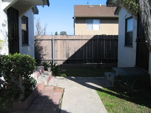 Building Photo - Summer Special $1000 REBATE! Charming stand alone cottage in gated community!