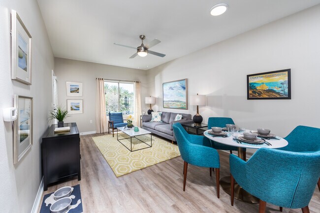Amplia sala de estar - Overture Rancho Santa Margarita 55+ Senior Housing Apartment Homes