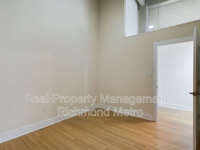 Building Photo - 815 Perry St