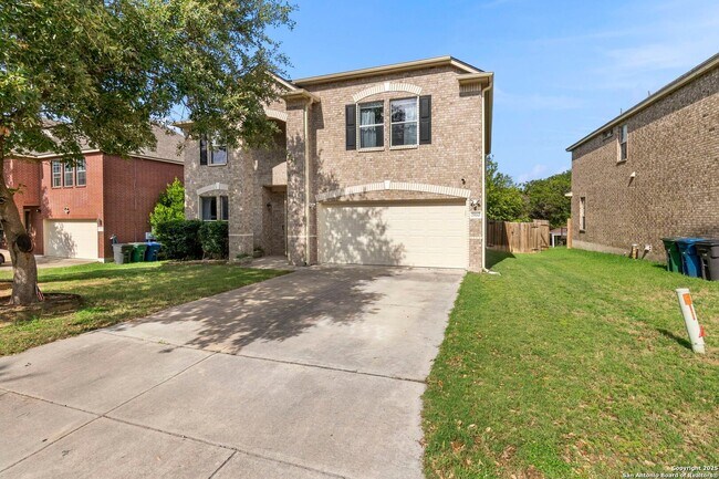 Building Photo - Charming Home Awaits: Spacious & Modern Li...