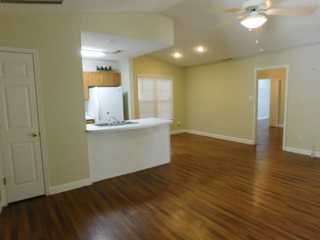 Building Photo - 207 Tobiano Dr