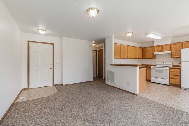 Building Photo - 3 bed 2 bath duplex with sprinkler system