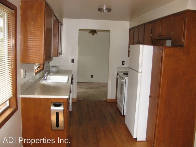 Building Photo - 3 br, 1.5 bath House - 1005 SW Tropicana Ave.