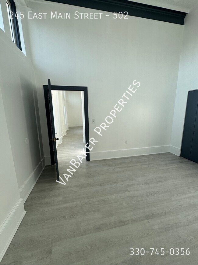 Foto del edificio - 245 E Main St