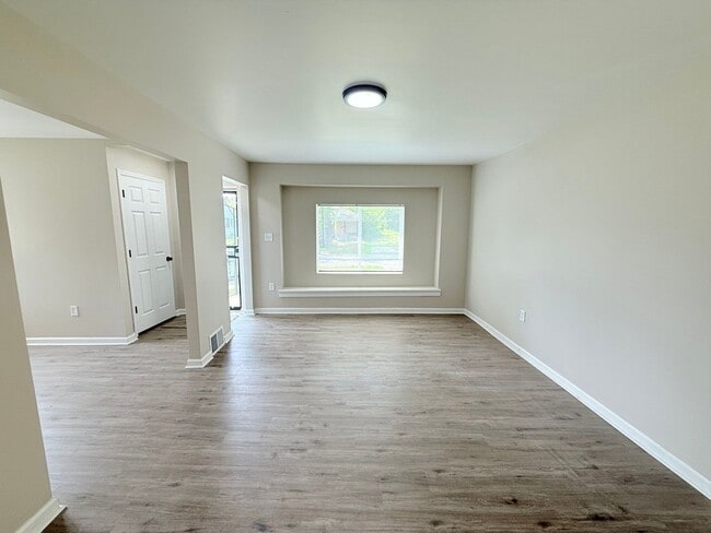 Building Photo - This beautifully updated 3-bedroom, 1-bath...