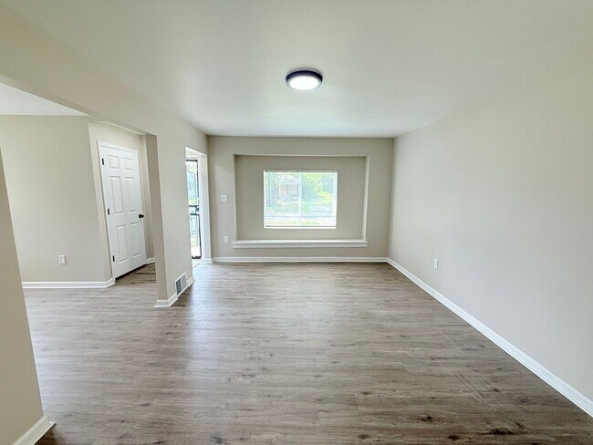 Building Photo - This beautifully updated 3-bedroom, 1-bath single-family home is ready for move-in!