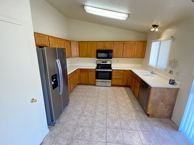 Foto del edificio - Corner Lot Property 3 bedroom 2 Bath