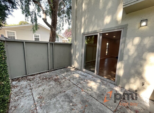 Foto del edificio - Stylish 2-Bedroom Townhouse in Prime Walnu...