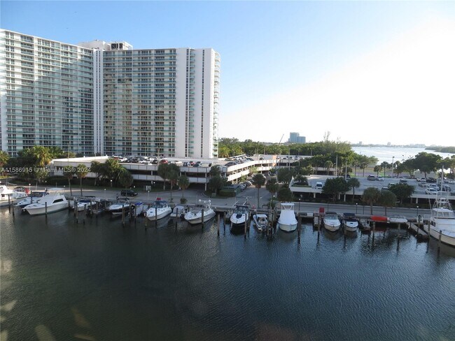 Building Photo - 220 Kings Point Dr