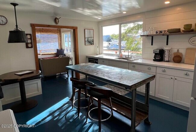 Foto del edificio - 8103 N Tongass Hwy