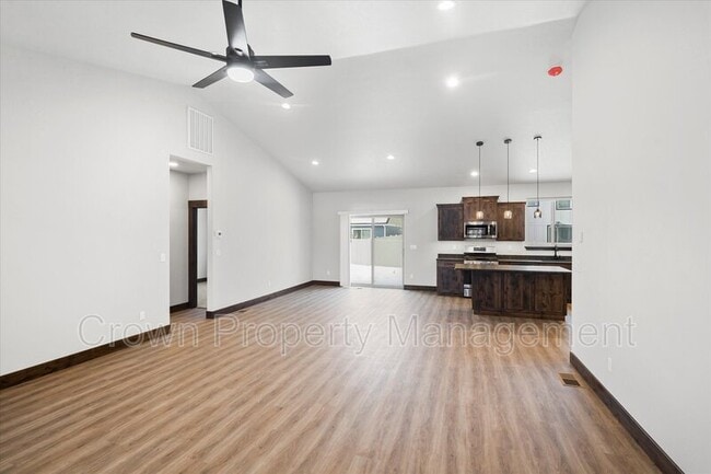 Foto del edificio - 4046 Snowberry Ave