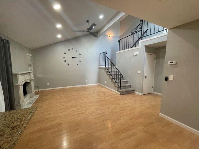 Building Photo - Gorgeous 3 Bedroom1/2 Plex in Elk Grove