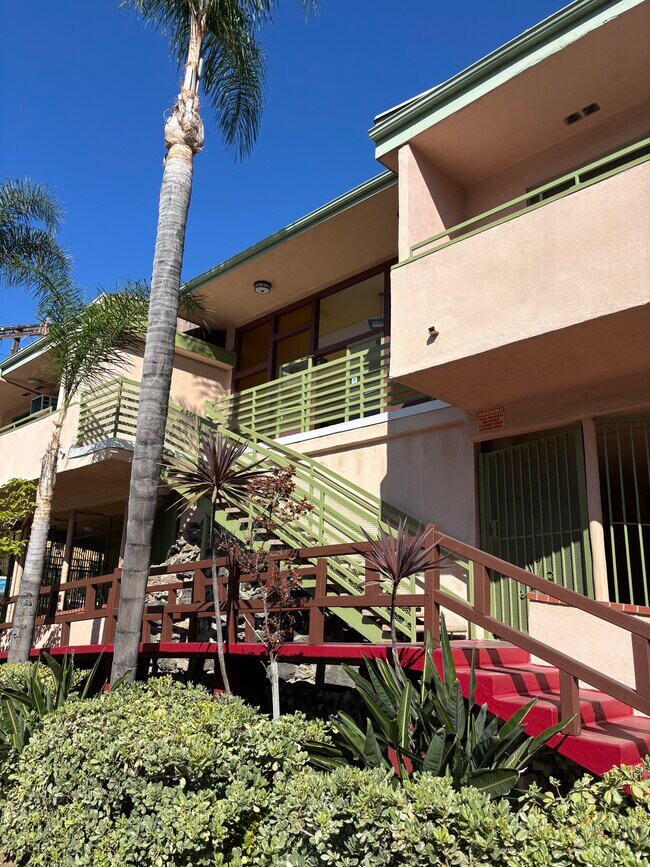 Fachada del edificio, Terraza Whitley - Mikado Apartments, Mid-Century Japanese