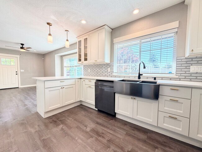 Foto del edificio - Lovingly Updated Home with Separate Garage, Outdoor Cat Enclosure, Finished Basement, Large Yard,...
