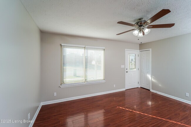 Foto del edificio - 3815 Hillcross Dr