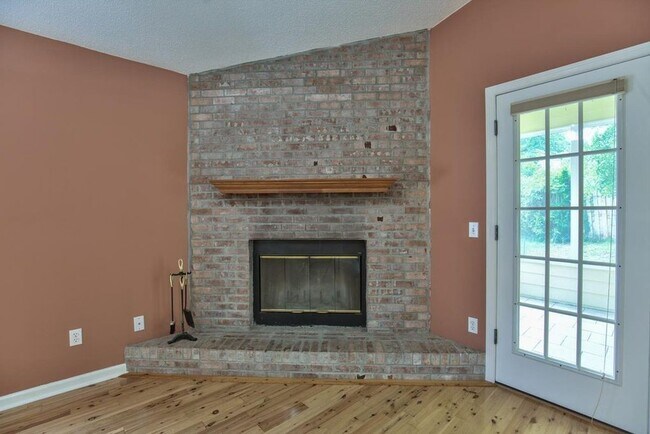 Building Photo - Beautiful 3x2 Home
