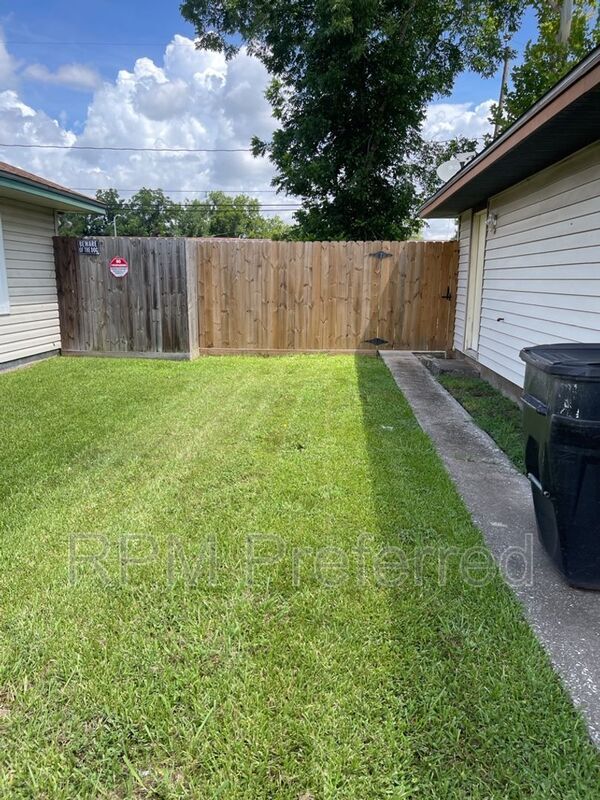 Foto del edificio - 9721 Foredale St