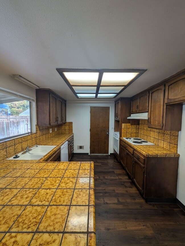 Foto del edificio - 1765 N Denair Ave