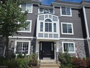 Building Photo - 67 Village Dr