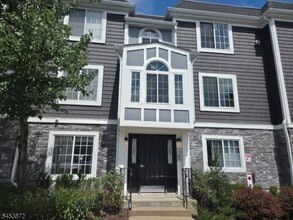 Building Photo - 67 Village Dr