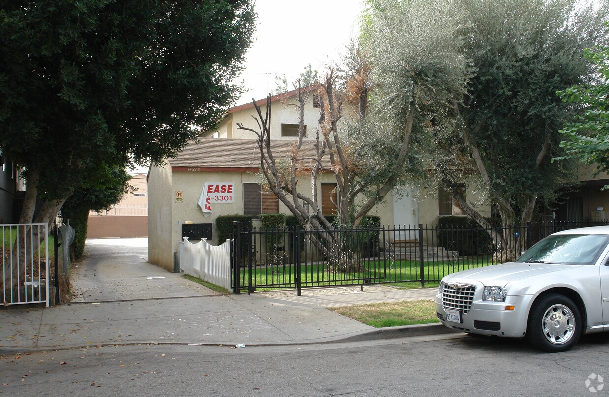 Primary Photo - 14218 Delano St