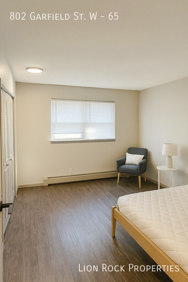 Foto del edificio - 802 Garfield St W