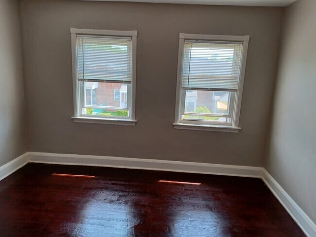 Building Photo - 912 Mt Holly St