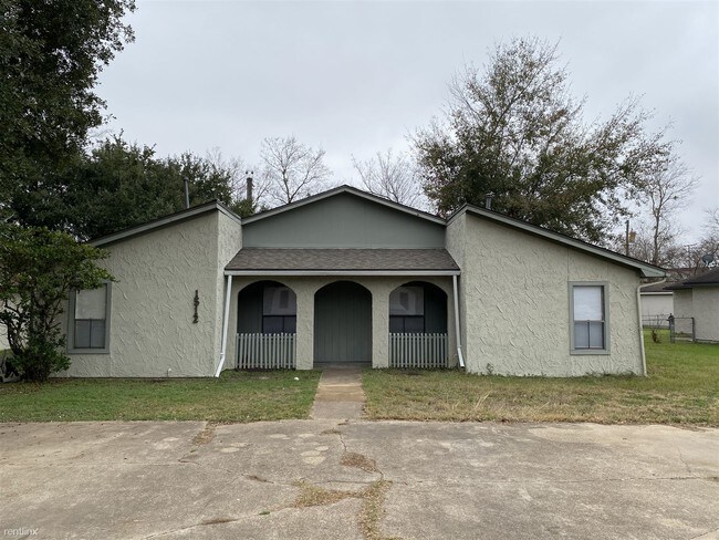 Building Photo - 2 br, 1 bath Duplex - 1512 Pine Ridge Dr B