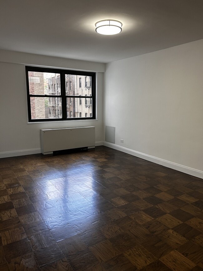 Building Photo - 145 E 16th St