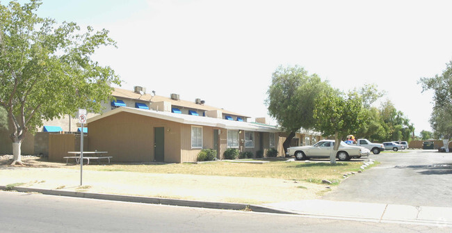 Building Photo - Welcome to Desert Green!