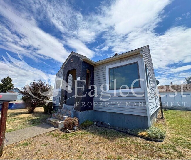 Building Photo - Charming 2-Bedroom Home with Modern Finishes & Fenced Yard