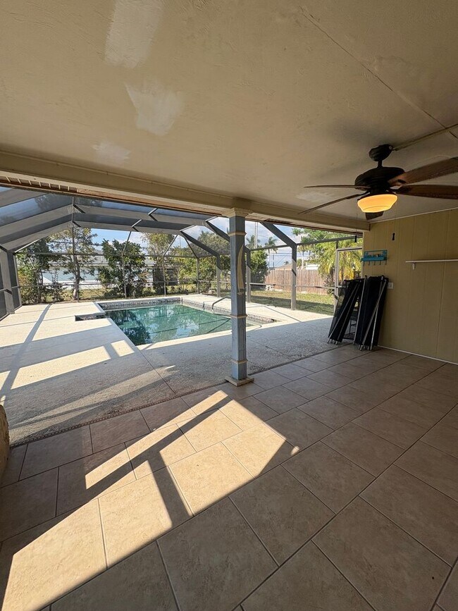 Foto del edificio - Cape Coral 3-bedroom 2 bath Pool home available NOW!