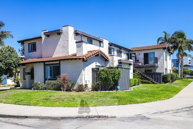 Building Photo - Great 2 Bedroom Apartment in Huntington Beach!