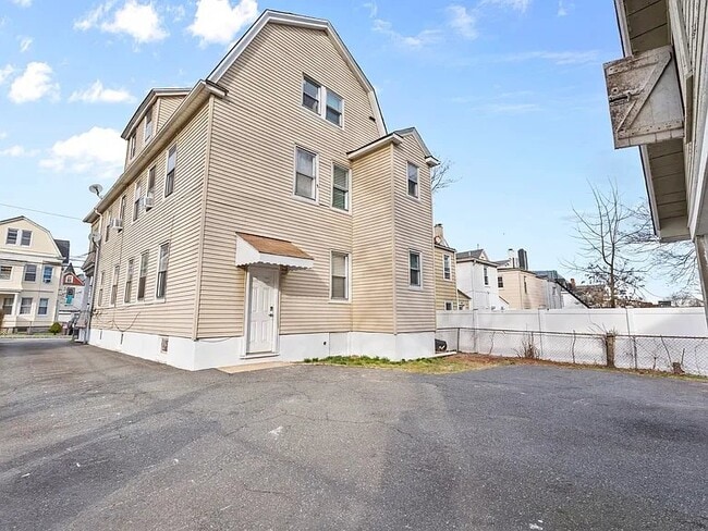 Building Photo - 32 Llewellyn Ave