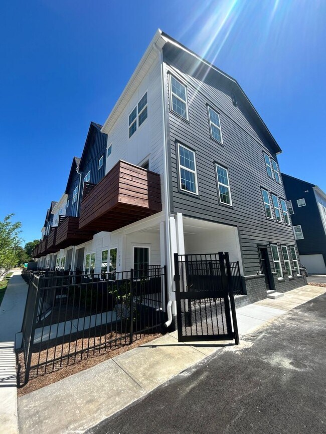 Foto del edificio - 1/2 OFF 1ST FULL MONTHS RENT! In the heart...