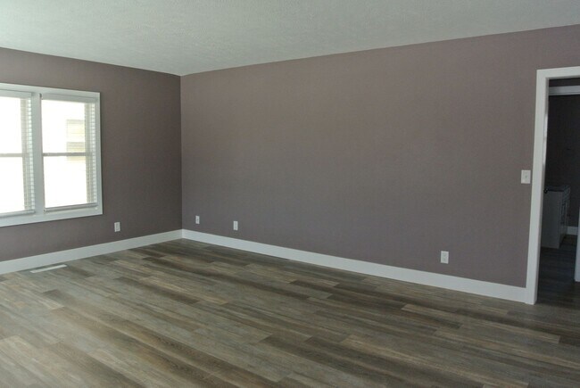 Building Photo - 3 Bedroom House!